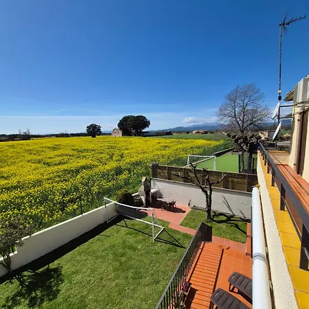 Casa Fantastica En Zona Tranquila Un Todos Nuestra Casa Es Perfecta Tanto Familias Y Amigos Que Buscan Descanso, Ciclistas Que Desean Explorar La Zona Ciclistas Ofrecemos Un Espacio Seguro Guardar Bicicle Дом отдыха Жирона