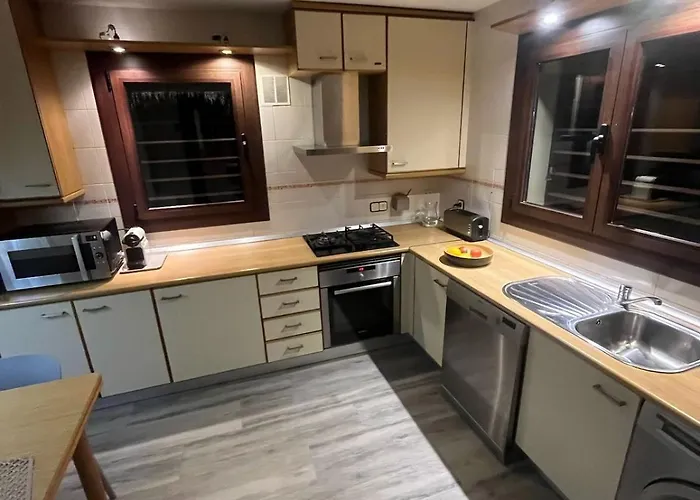 Дом отдыха Casa Fantastica En Zona Tranquila Un Todos Nuestra Casa Es Perfecta Tanto Familias Y Amigos Que Buscan Descanso, Ciclistas Que Desean Explorar La Zona Ciclistas Ofrecemos Un Espacio Seguro Guardar Bicicle Жирона