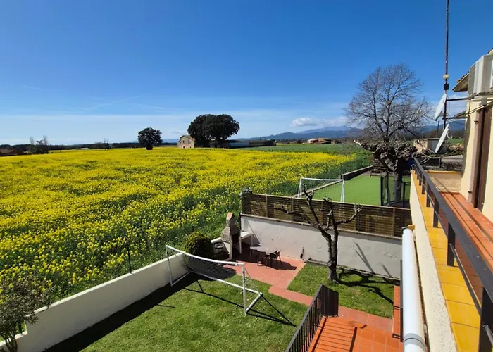 Casa Fantastica En Zona Tranquila Un Todos Nuestra Casa Es Perfecta Tanto Familias Y Amigos Que Buscan Descanso, Ciclistas Que Desean Explorar La Zona Ciclistas Ofrecemos Un Espacio Seguro Guardar Bicicle Дом отдыха Жирона